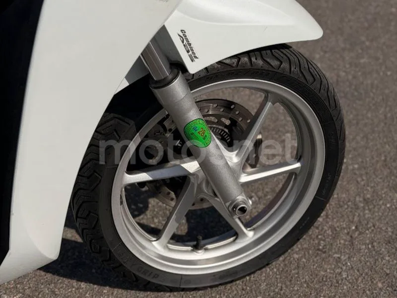 Honda SH300i - Vista 4
