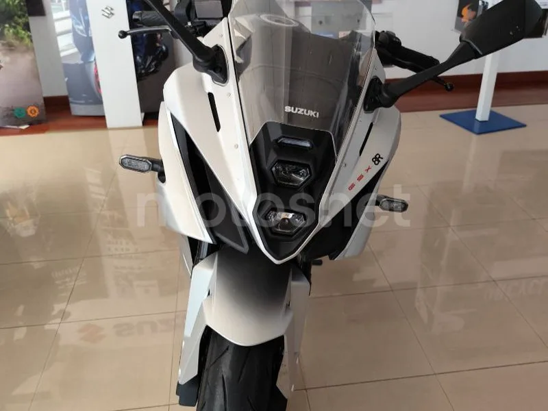 Suzuki GSX-8R - Vista 4