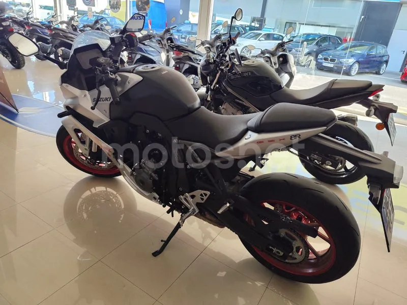 Suzuki GSX-8R - Vista 5