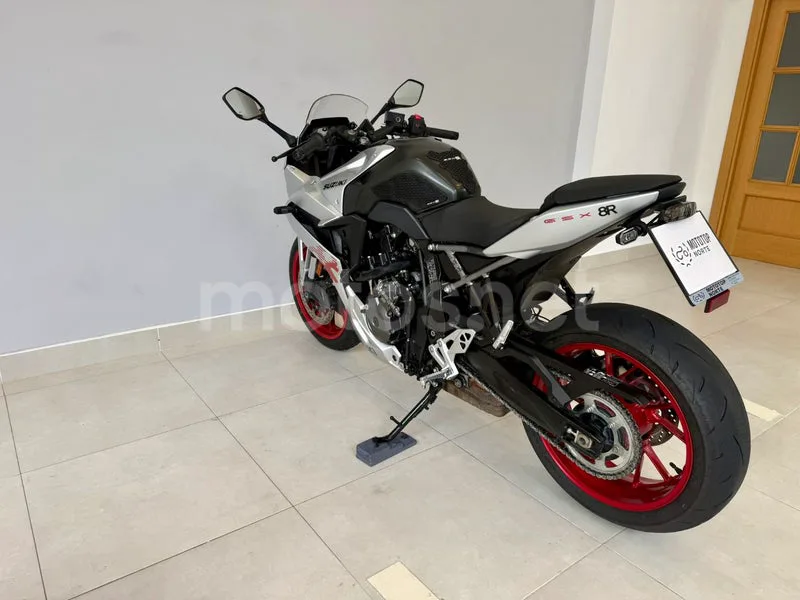 Suzuki GSX-8R - Vista 11