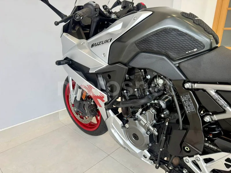 Suzuki GSX-8R - Vista 12
