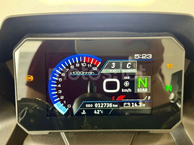 Suzuki GSX-8R - Vista 13