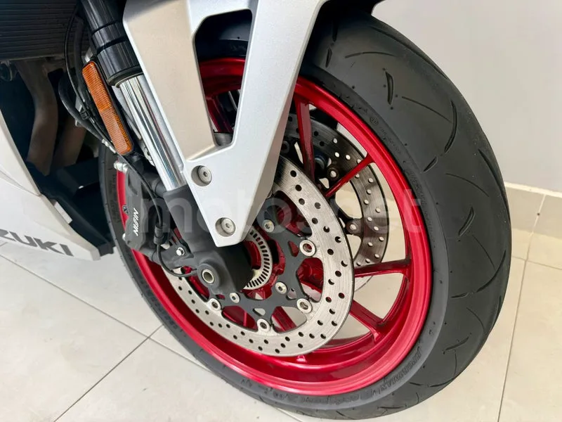 Suzuki GSX-8R - Vista 15