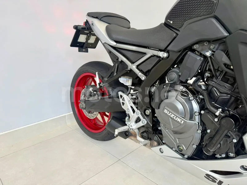 Suzuki GSX-8R - Vista 7