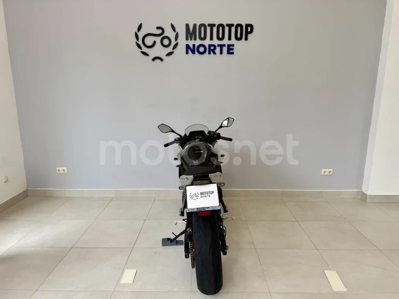Suzuki GSX-8R - Vista 8
