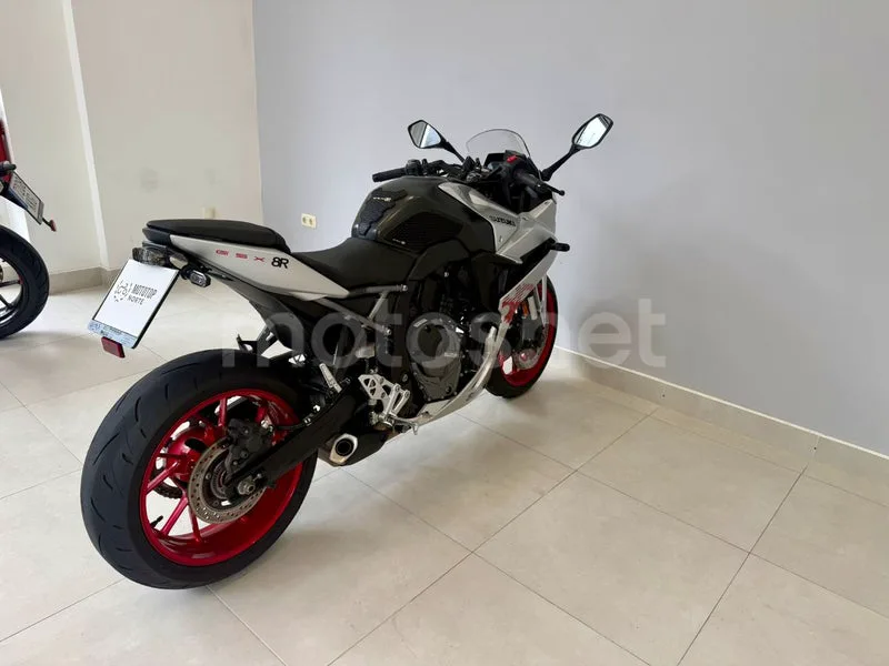 Suzuki GSX-8R - Vista 9