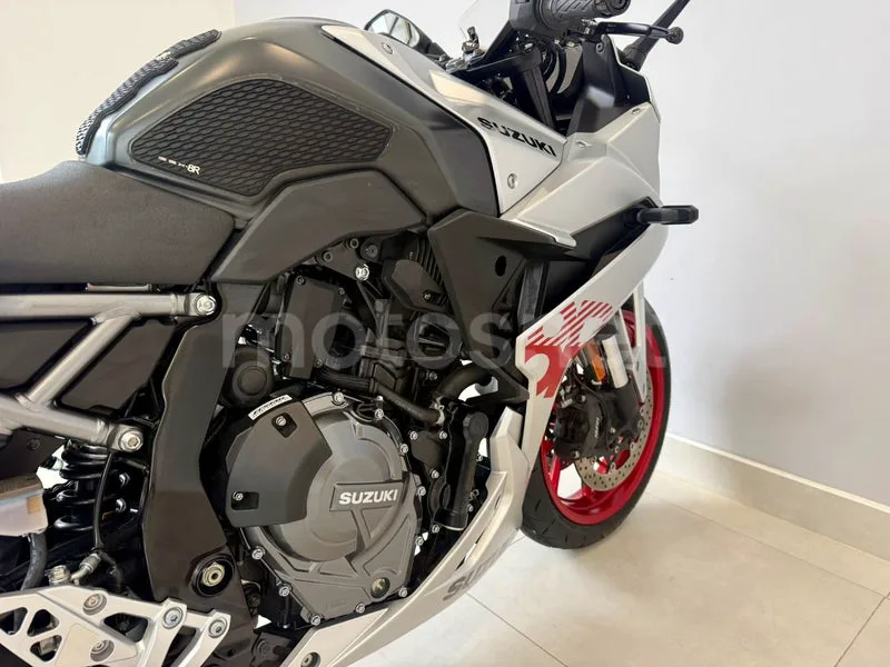Suzuki GSX-8R - Vista 10