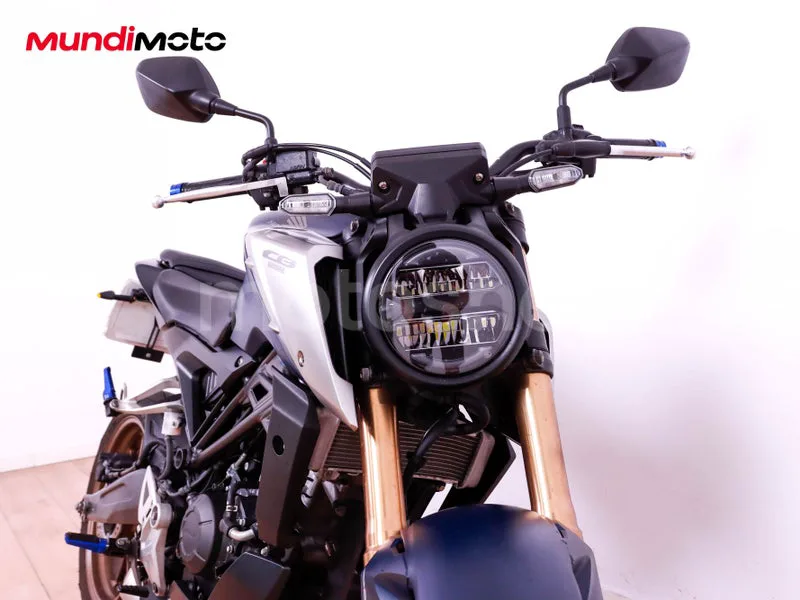 Honda CB125R - Vista 5