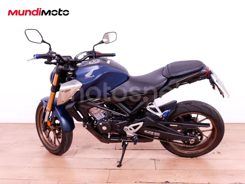 Honda CB125R - Vista 6
