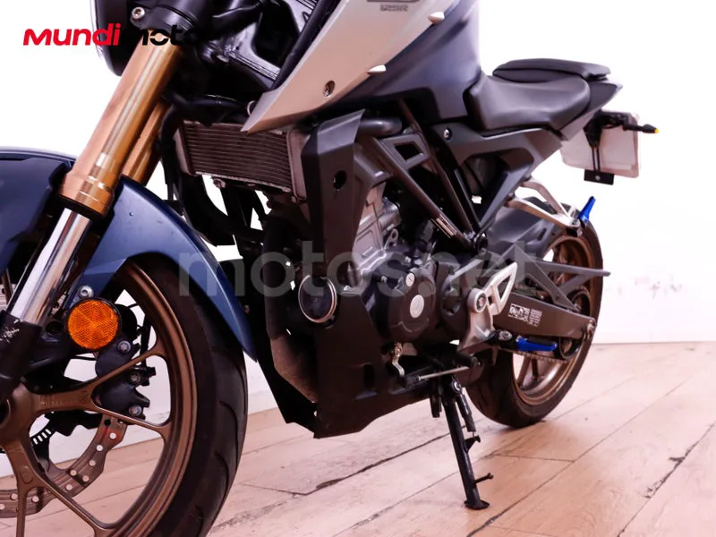 Honda CB125R - Vista 10