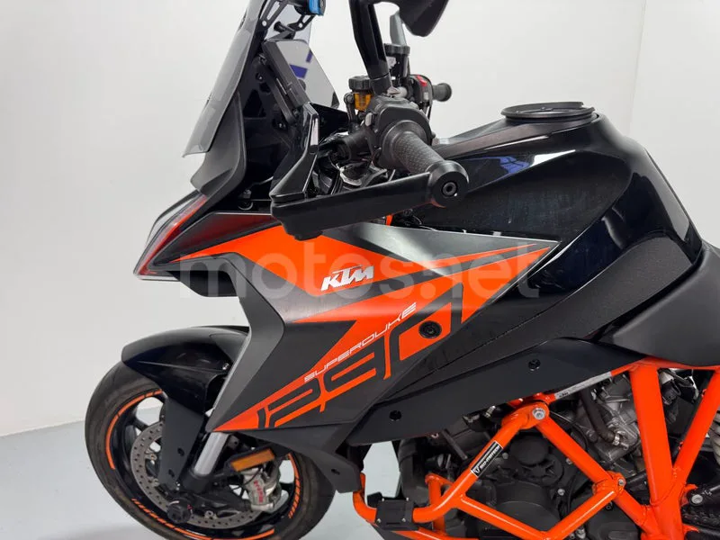KTM 1290 Super Duke GT - Vista 19