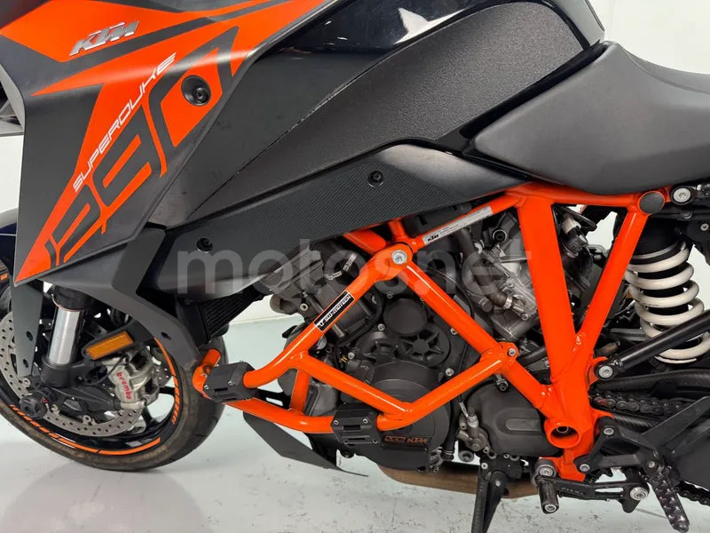 KTM 1290 Super Duke GT - Vista 21