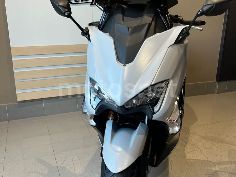 Yamaha TMAX - Vista 5