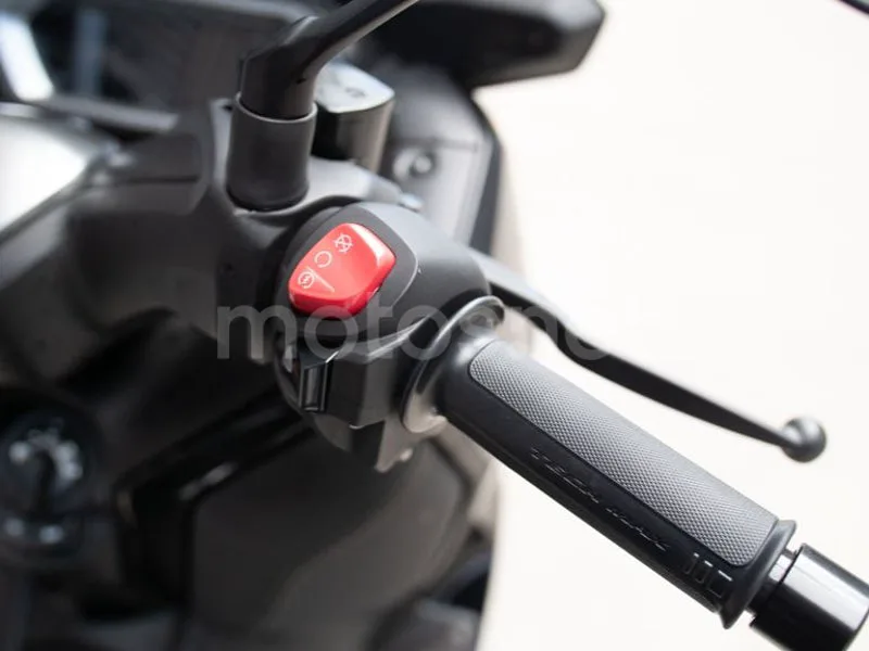 Yamaha XMAX 300 - Vista 11