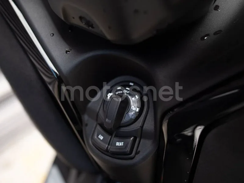 Yamaha XMAX 300 - Vista 8