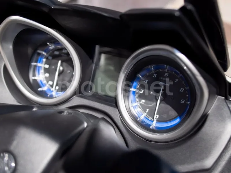 Yamaha TMAX - Vista 12