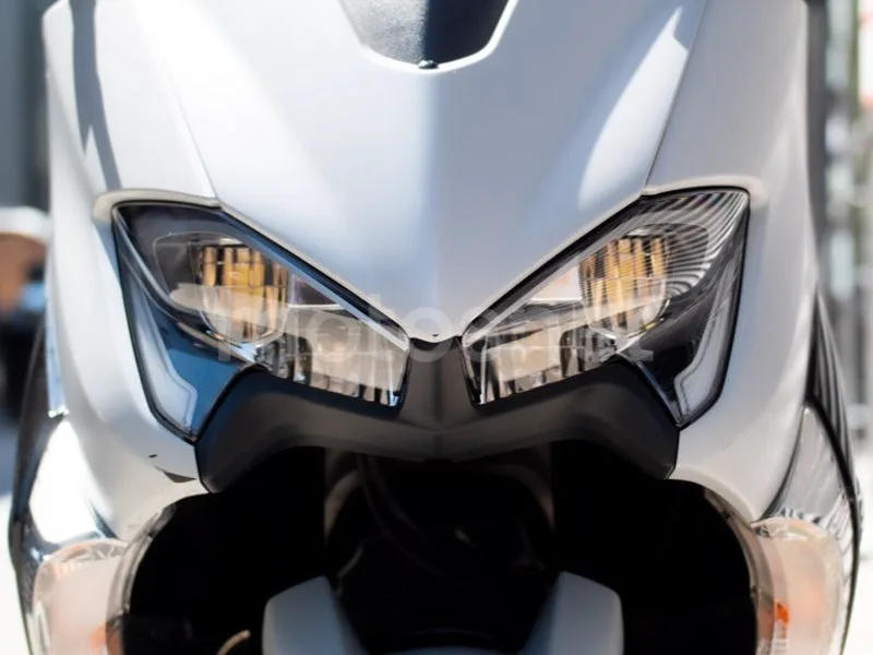 Yamaha TMAX - Vista 13