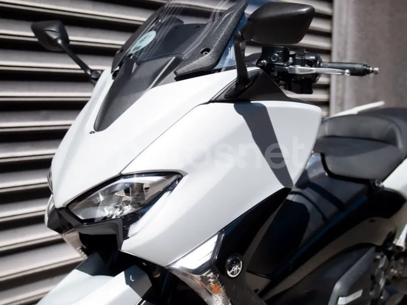 Yamaha TMAX - Vista 15