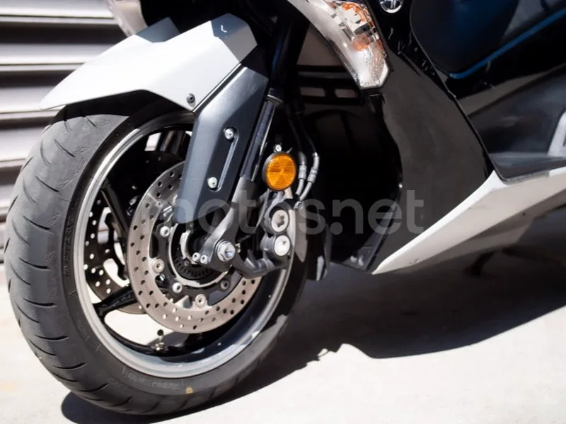 Yamaha TMAX - Vista 16