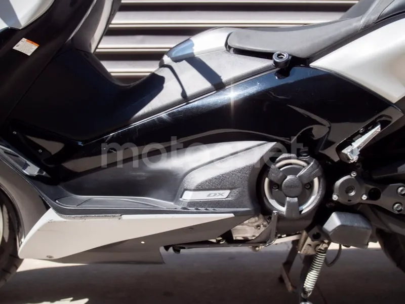 Yamaha TMAX - Vista 17