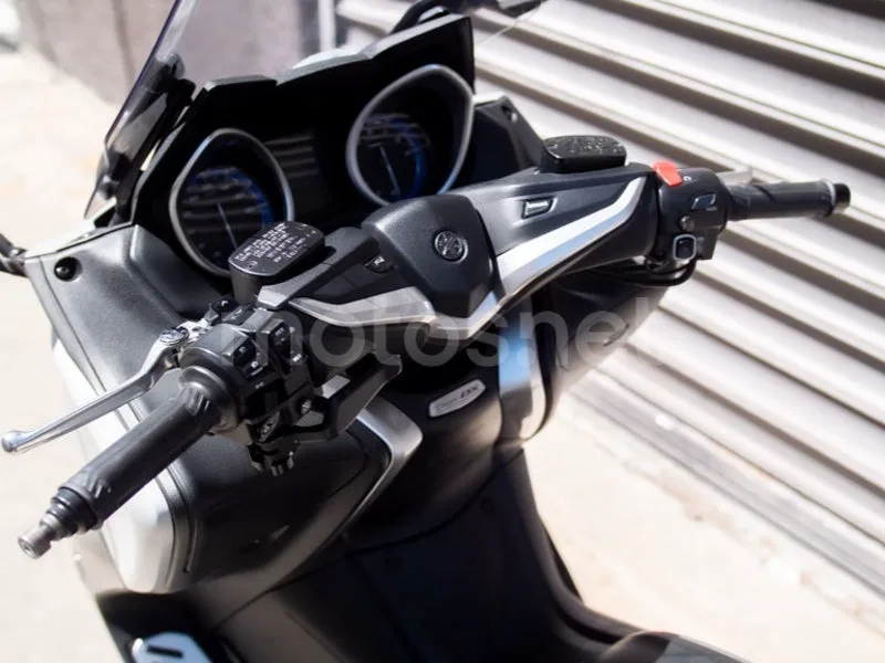 Yamaha TMAX - Vista 18