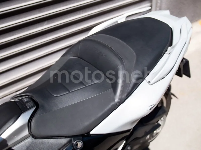Yamaha TMAX - Vista 19
