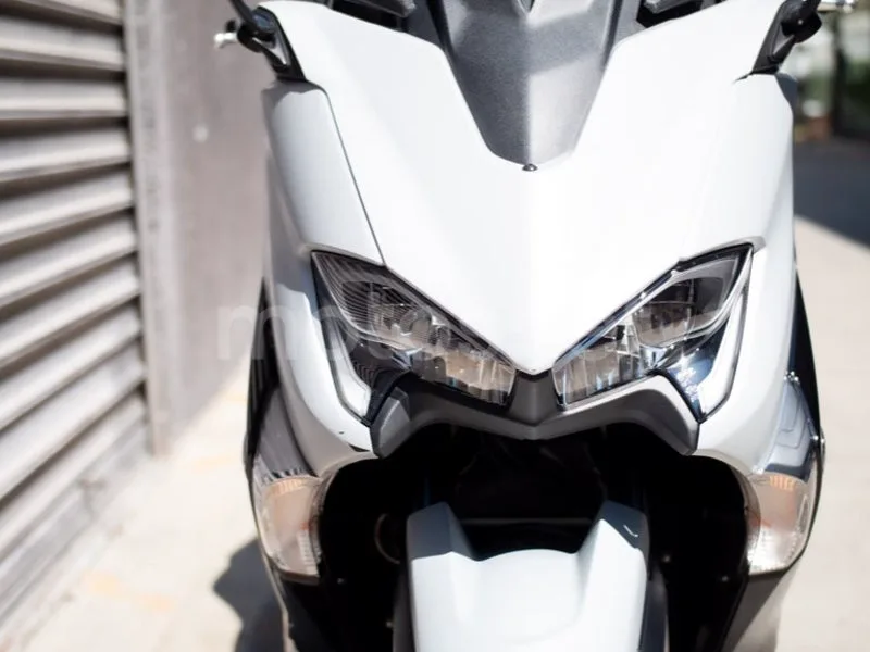 Yamaha TMAX - Vista 22