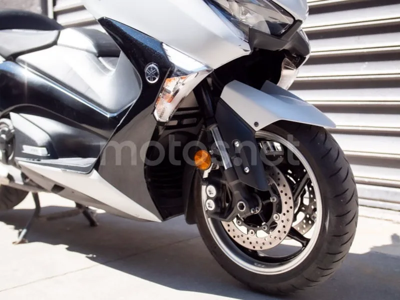 Yamaha TMAX - Vista 4