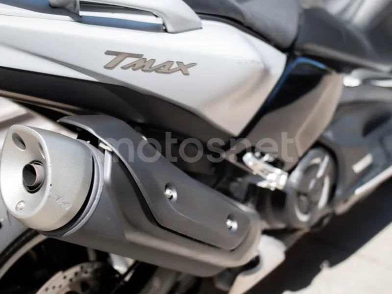 Yamaha TMAX - Vista 8