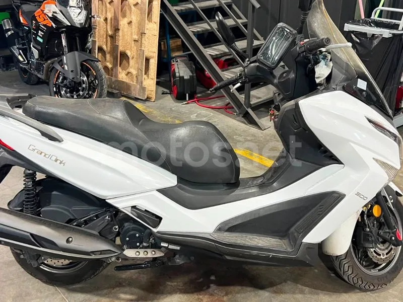 Kymco Grand Dink 300 - Vista 5
