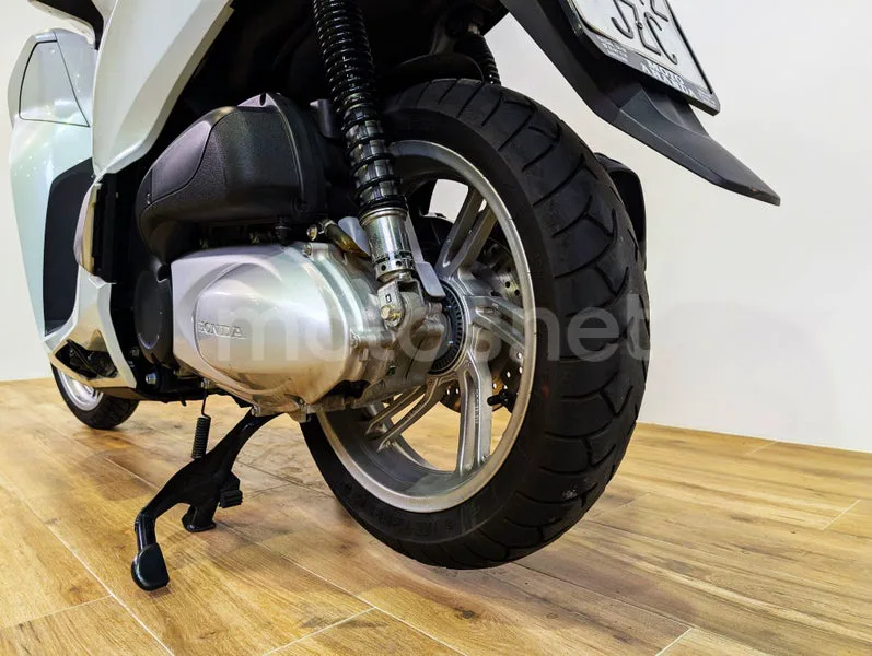 Honda SH300i - Vista 10