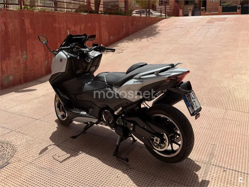 Yamaha TMAX - Vista 4