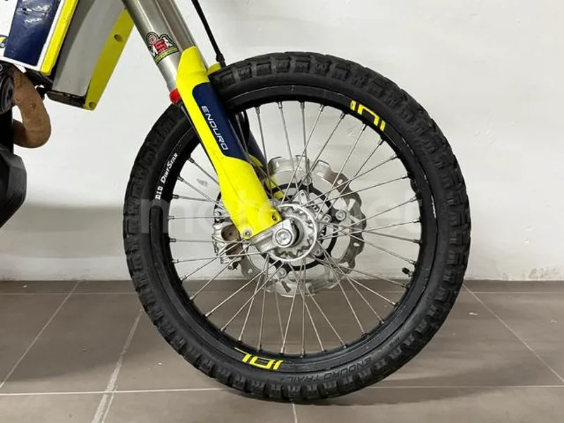 Husqvarna 701 Enduro - Vista 10