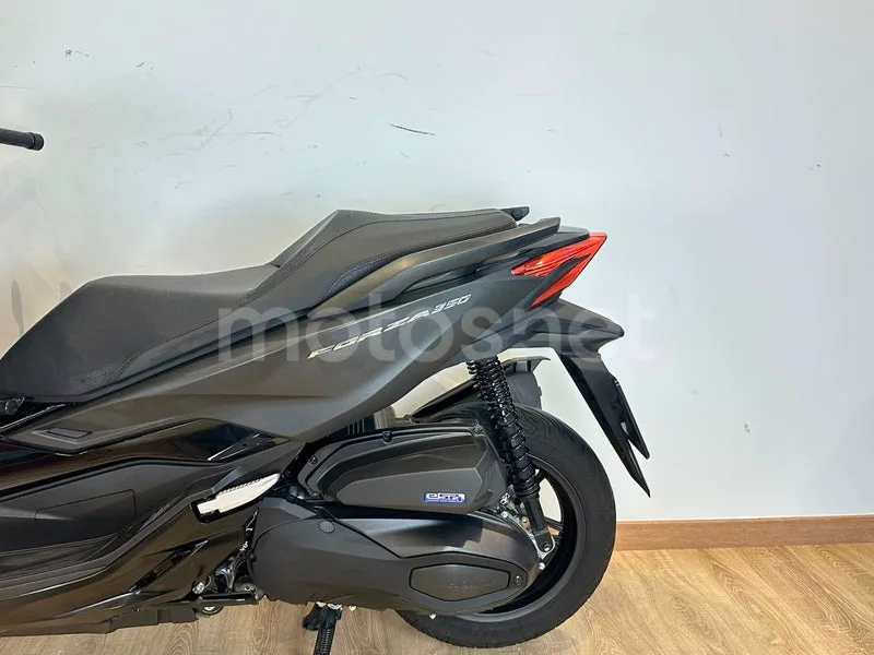 Honda Forza 350 - Vista 3