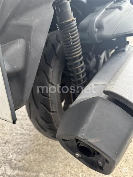 Yamaha XMAX 400 - Vista 3