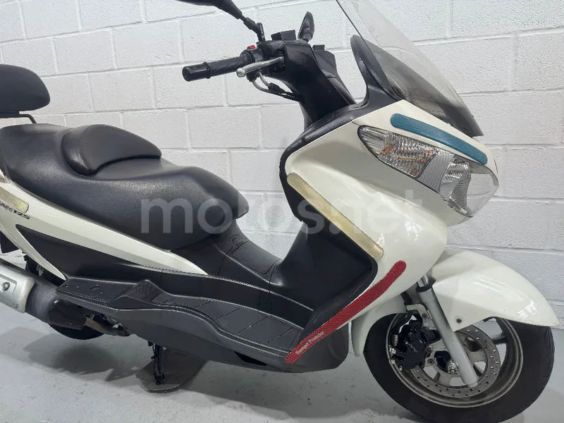 Suzuki Burgman 125 - Vista 16