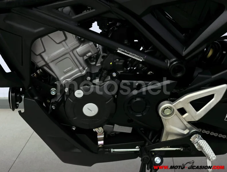 Honda CB125R - Vista 10