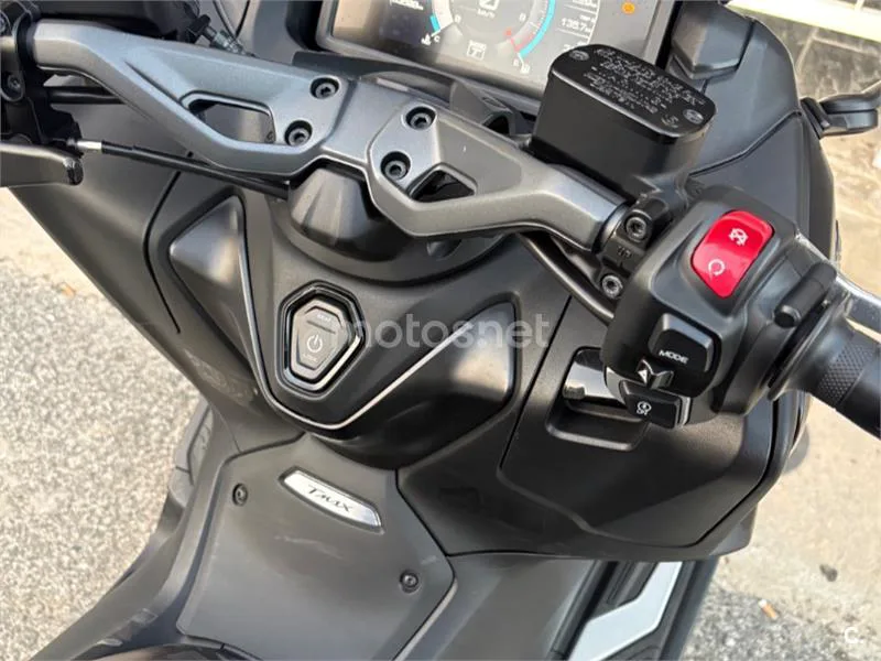 Yamaha TMAX - Vista 4