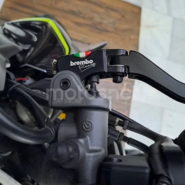 Kawasaki Z1000 - Vista 11