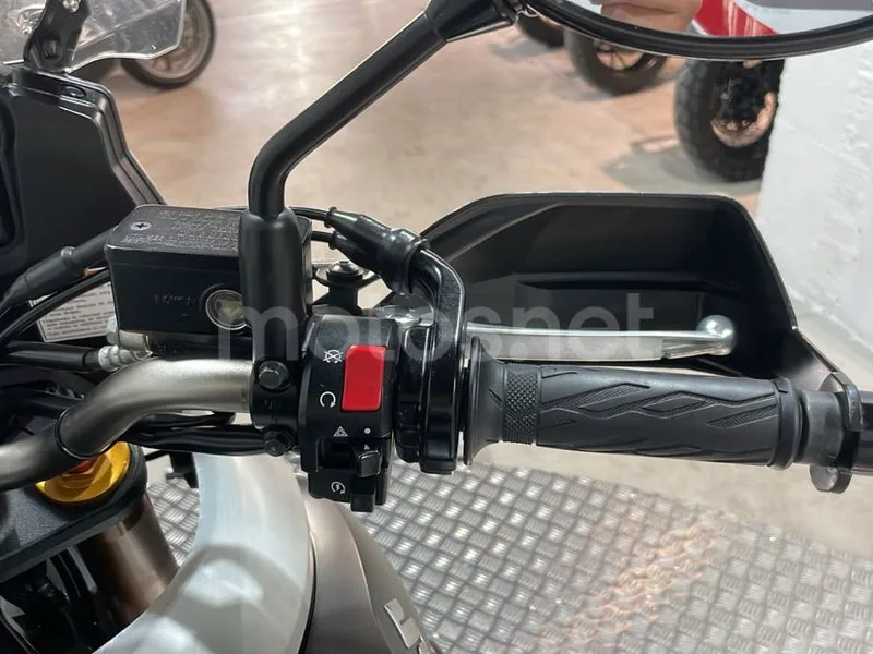 Suzuki V-Strom 1000 - Vista 11