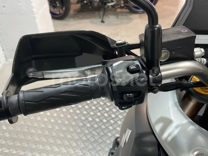 Suzuki V-Strom 1000 - Vista 10