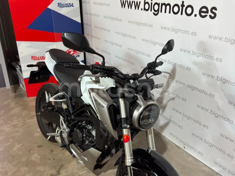Honda CB125R - Vista 3