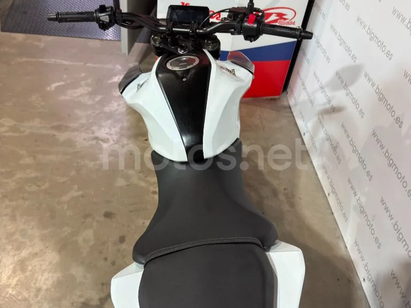 Honda CB125R - Vista 7