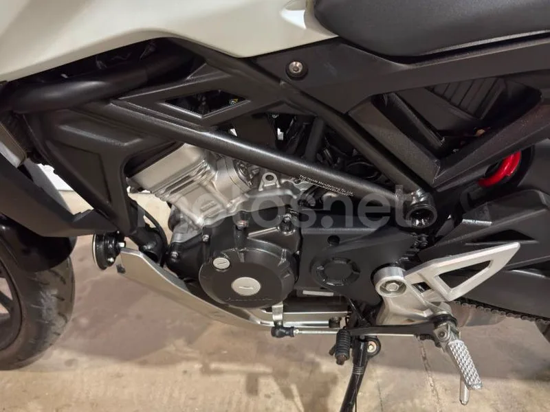 Honda CB125R - Vista 8