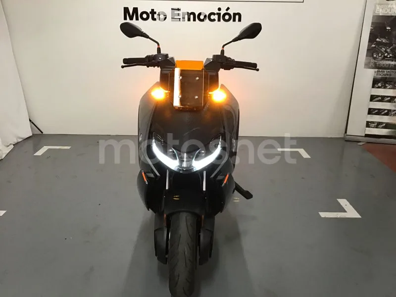 BMW CE 04 - Vista 9