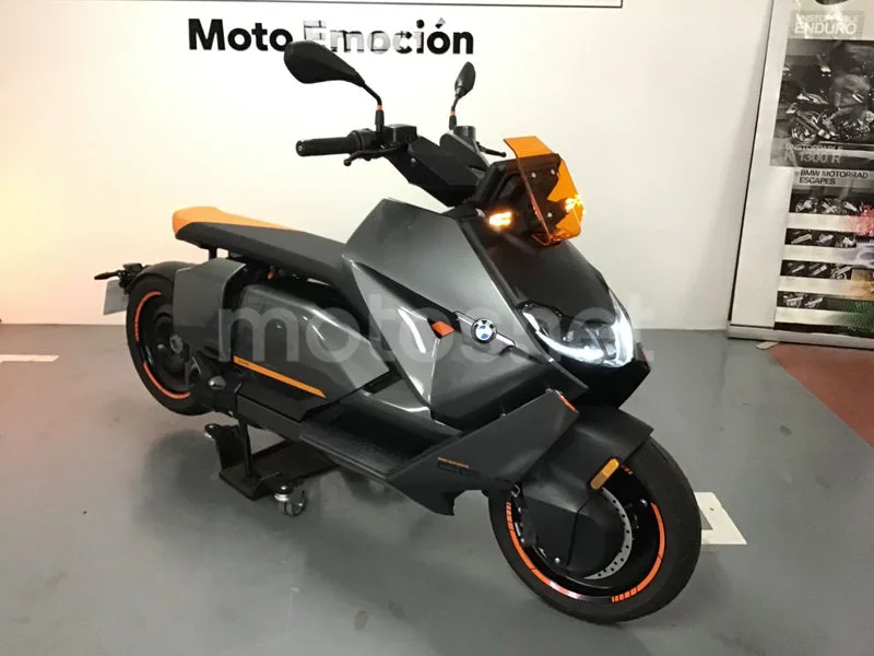 BMW CE 04 - Vista 10