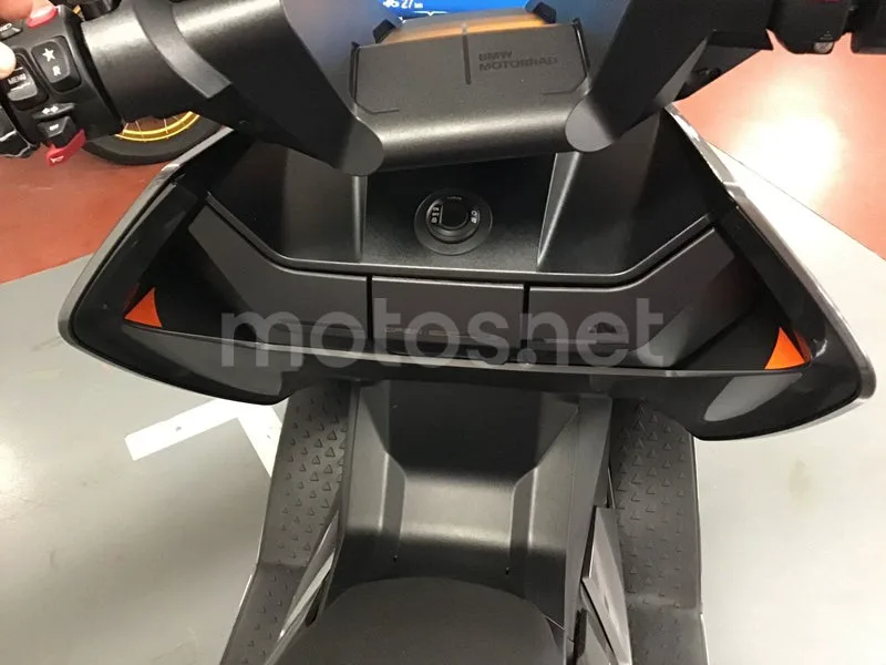 BMW CE 04 - Vista 18