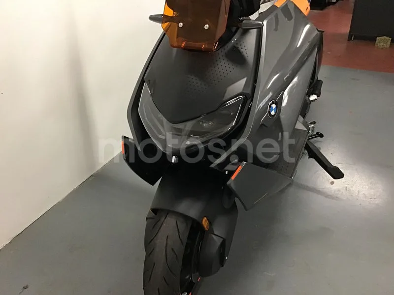 BMW CE 04 - Vista 6
