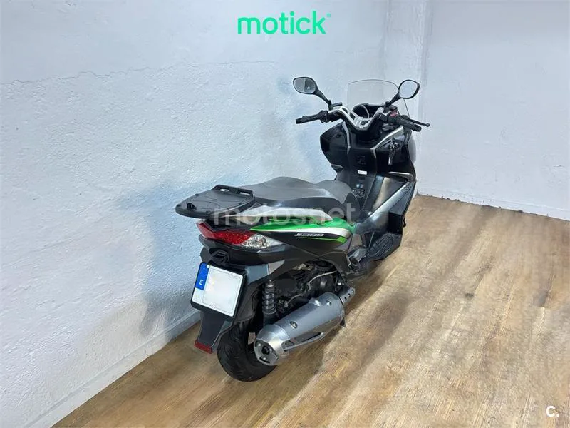 Kawasaki J300 - Vista 10