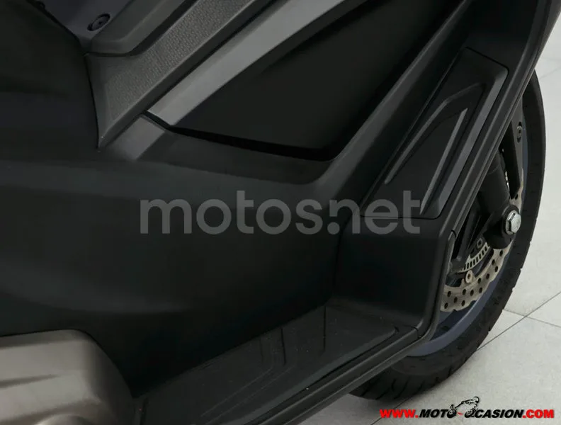 Kymco AK 550 - Vista 5